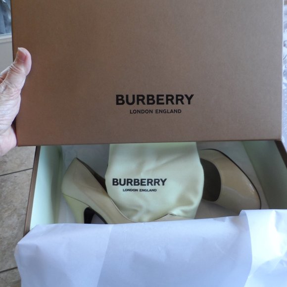 New Burberry Light Green Patent Leather Heeled Pumps Size 36.5 M - Picture 14 of 15